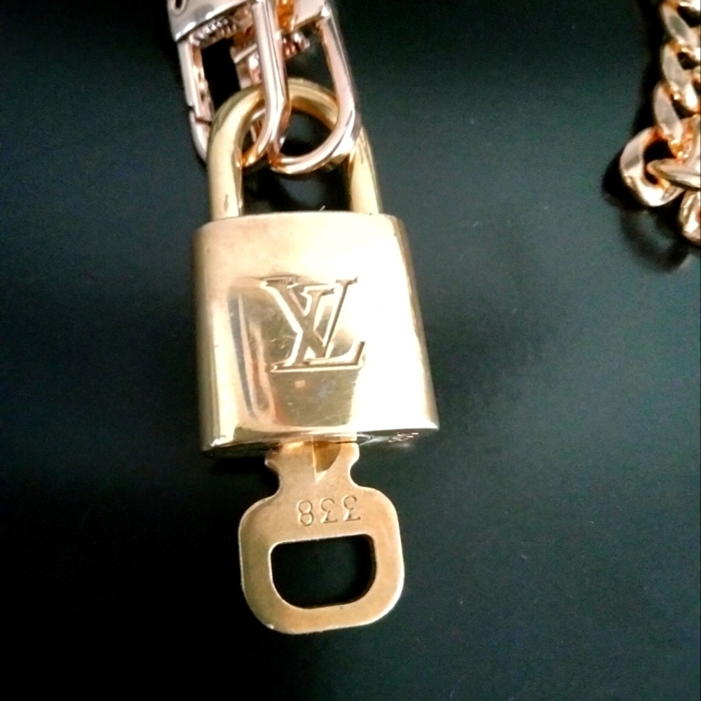 💯 Authentic Louis Vuitton lock key & choker. chain and necklace same color